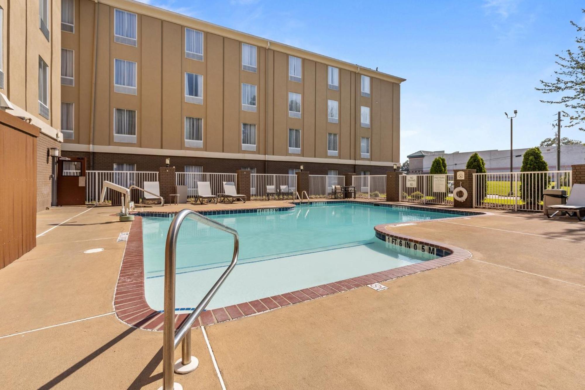 Holiday Inn Express Hotel & Suites Starkville, An Ihg Hotel Esterno foto